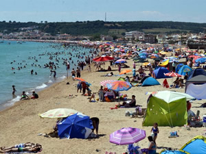 Otellerde yer kalmadı, halk plajlarda sabahladı