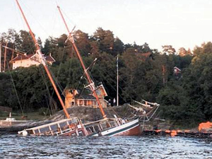 İçinde 156 yolcunun bulunduğu tekne battı