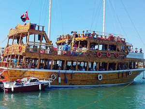 Ayvalık’ta Mavi tur tatilcilerin gözdesi oldu