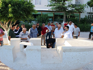 Denizlerde ölen çocuklar anısına yapılan heykeli kırdılar