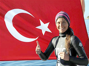 Dünya rekortmeni Derya Can, demokrasi şehitleri için dalacak