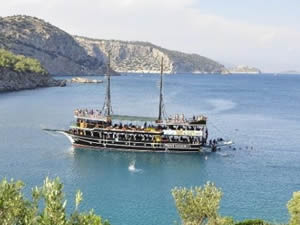 Gezi tekneleri Taşucu’nun tanıtımına büyük katkı sağlıyor