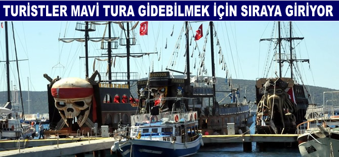 Turistler mavi koylara gidebilmek için sıraya giriyorlar