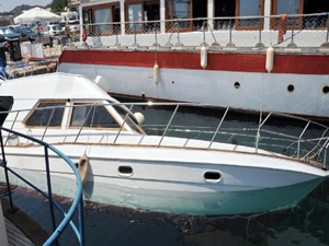 Kaş'da bakımı yapılan tekne denize indirilirken battı