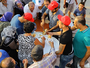 Ulusal Deniz ve Balıkçılık Bayramı'nın ilk gününde 3 ton sardalye tüketildi