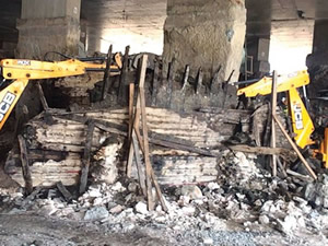 Yenikapı'da çıkarılan antik mendirekler parçalandı!.