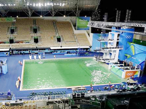 Rio'da yarışların yapıldığı havuzun rengi yeşile dönüştü!