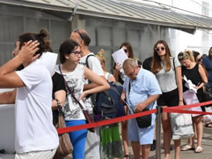 İzin yasağı kalktı, tatilciler Yunan Adaları'na akın etti