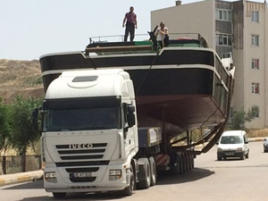 Balıkesir'de 16 metrelik balıkçı teknesi TIR'la taşındı
