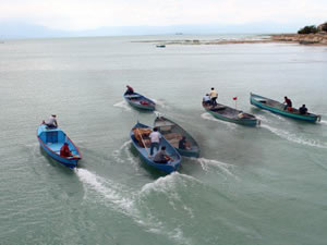 Gölde yarışan motorlu balıkçı tekneleri nefes kesti