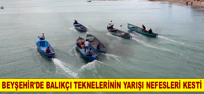 Gölde yarışan motorlu balıkçı tekneleri nefes kesti