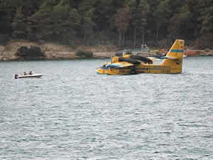 Yangın söndürme uçağı, denizin ortasında kaldı