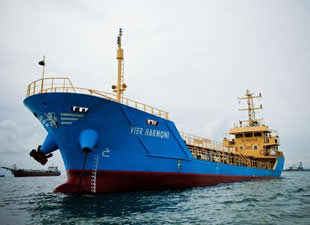 Endonezya açıklarında korsanlar petrol tankeri kaçırdı
