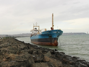 Karaya oturan gemiyi kurtarma çalışması hava muhalefetine takıldı