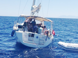 Çalıntı yatla umuda yolculukta 38 kaçak göçmen yakalandı