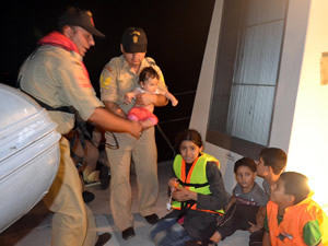 Denizde tekneleri arıza yapan kaçakları, Sahil Güvenlik kurtardı