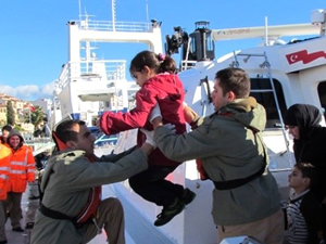 Ege Denizi'nde 90 göçmen son anda kurtarıldı