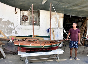 Serkan Köse, boyundan büyük tekne maketi yaptı