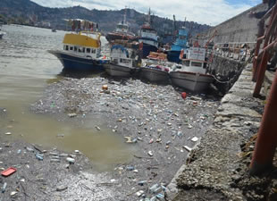 Şiddetli yağış sonrası Zonguldak Limanı çöple doldu