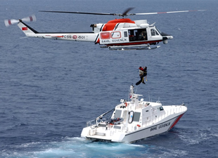 Çeşme'de 34 sığınmacı botları batmak üzereyken kurtarıldı