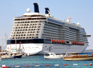Yolcu gemisi Celebrity Reflection 7'nci kez Bodrum'a geldi