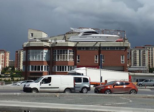 Mobilyacı Mesut Boz, terasta yat inşa etti