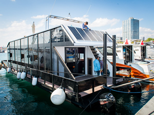 Enerjisini güneşten alan yüzen ev, fuarın gözdesi oldu