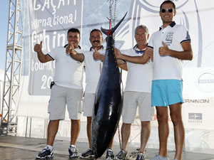 Son 10 yılın en büyük balığı Alaçatı'da yakalandı