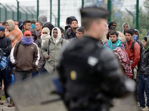 Kapılarını göçmenlere açmayan Fransa'ya tepki yağıyor