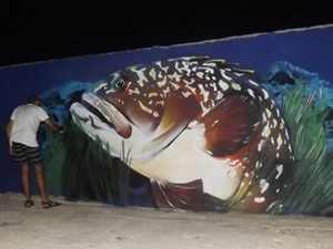 Koruma altındaki 'Orfoz Balığı' liman mendireğine resmedildi