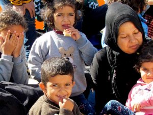 Çeşme'de iki ayrı botta 71 kaçak yakalandı