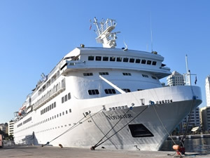 İzmir Limanı'na bir yıl sonra ilk kruvaziyer geldi