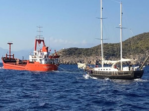 Makine arızası yapan yata, M/V ILYAS ARAZ isimli genel kargo gemisi yardım eli uzattı