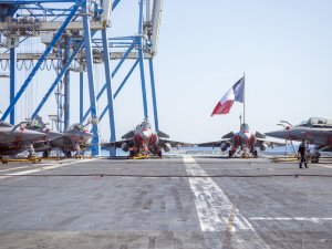 "Charles De Gaulle" Limasol'a demirledi