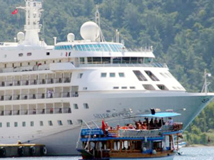 Marmaris Limanı'na bir günde iki kruvaziyer yanaştı