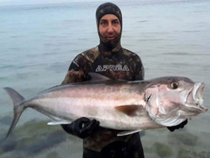 Tüpsüz dalarak, boyu büyüklüğünde balık avlıyor!