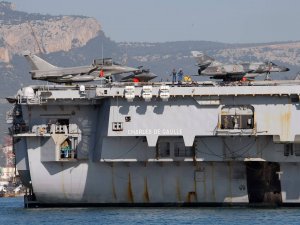 Fransız uçak gemisi Charles de Gaulle, iki ay daha Akdeniz’de