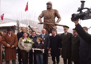 İlk komutan Umur Bey'e yakışır anıt