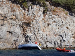Teknede mahsur kalan 5 denizciyi Sahil Güvenlik kurtardı