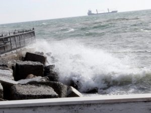 Marmara Denizi'nde şiddetli lodos, deniz ulaşımını etkiliyor