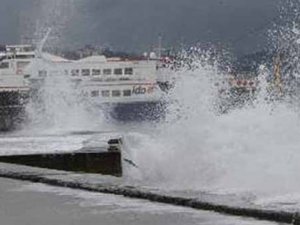 Kuvvetli lodos seferleri iptal ettirdi