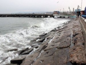 Poyraz, Marmara'da deniz trafiğini olumsuz etkiliyor