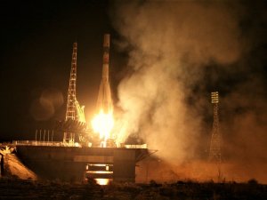 Rusya'nın uzaya gönderdiği insansız kargo gemisi parçalanarak düştü