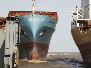 Maersk Line sekiz panamax konteyner gemisini hurdaya veriyor