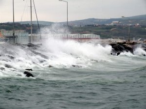 Marmara Denizi'ndeki fırtına deniz ulaşımını aksattı