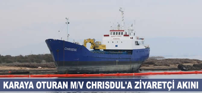 Kıbrıs'ta karaya oturan gemiye ziyaretçi akını