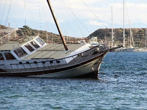 Bodrum'da karaya oturan A. Barbaros isimli tekne kaderine terk edildi