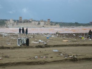 Mersin'deki sel sonrası sahiller temizlendi