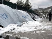 Yunanistan'da sığınmacılar çıkarma gemisine taşındı