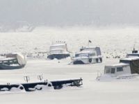 Tuna Nehri dondu, deniz trafiği durdu